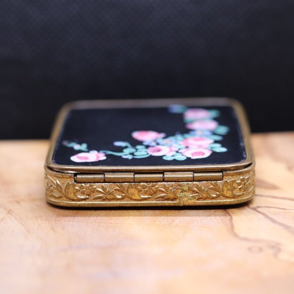 Rare Vintage Foster Black Enamel Compact with Pink Roses & Gold-Tone Etched Edge - Picture 8 of 13